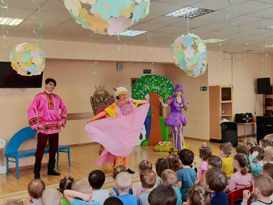 Группа «Калейдоскоп» сыграла спектакль для воспитанников детского сада Группа «Калейдоскоп» сыграла спектакль для воспитанников детского сада